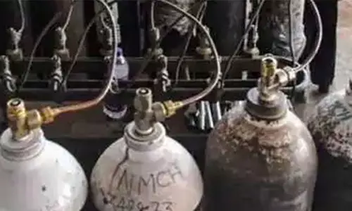 തണൽ ഓക്​സിജൻ സിലിണ്ടർ സംഭാവന നൽകുന്നു