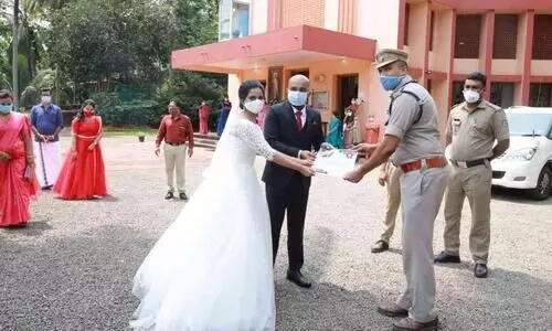 കോവിഡ്  കല്യാണത്തിന് അനുമോദന സാക്ഷ്യ പത്ര സമ്മാനവുമായി പൊലീസെത്തി