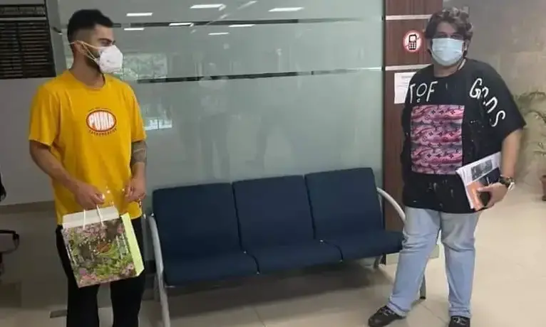 ഐ.പി.എൽ നിർത്തിയപ്പോൾ കോവിഡ് രക്ഷാദൗത്യവുമായി കോഹ്ലി മുംബൈയിൽ; കൈയടിച്ച് സമൂഹ മാധ്യമങ്ങൾ ഐ.പി.എൽ നിർത്തിയപ്പോൾ കോവിഡ് രക്ഷാദൗത്യവുമായി കോഹ്ലി മുംബൈയിൽ; കൈയടിച്ച് സമൂഹ മാധ്യമങ്ങൾ