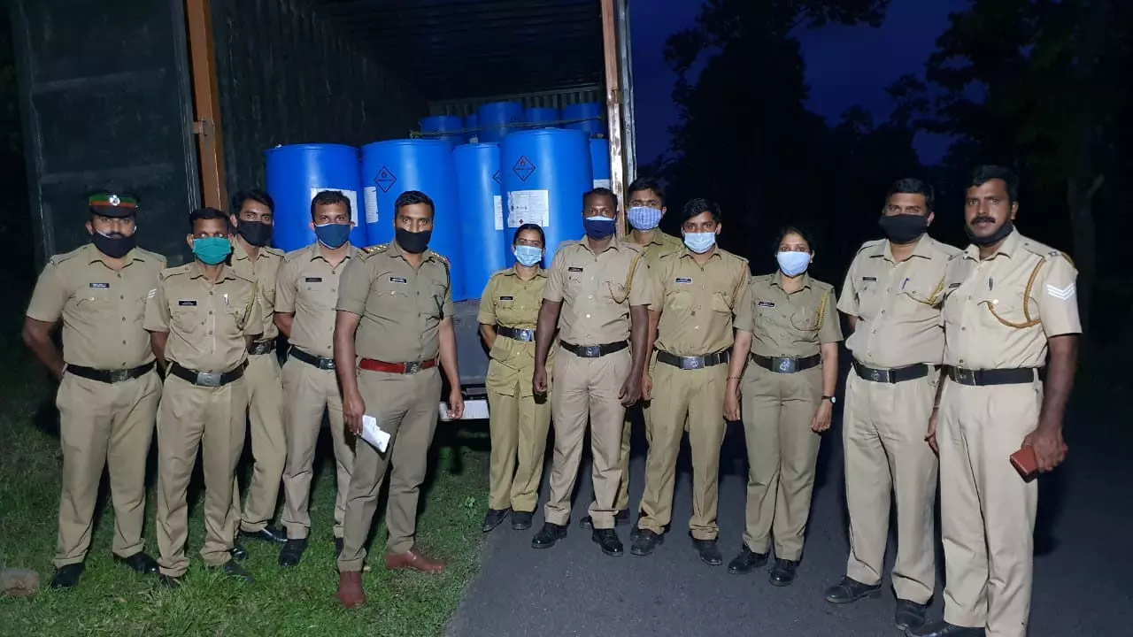 സാനിറ്റൈസർ ആവശ്യത്തിനെന്ന മറവിൽ സ്പിരിറ്റ് കടത്ത്; വയനാട് എക്സൈസ് വകുപ്പ് പിടികൂടിയത് 11,000 ലിറ്റർ സാനിറ്റൈസർ ആവശ്യത്തിനെന്ന മറവിൽ സ്പിരിറ്റ് കടത്ത്; വയനാട് എക്സൈസ് വകുപ്പ് പിടികൂടിയത് 11,000 ലിറ്റർ