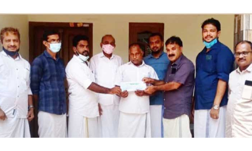 കെ.​എം.​സി.​സി ചി​കി​ത്സ സ​ഹാ​യം കൈ​മാ​റി