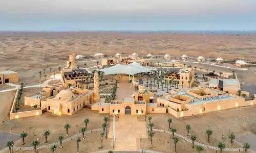 മണല്‍ മടക്കുകള്‍ക്കിടയില്‍  ബദായറിൻെറ സ്വര്‍ണ തിളക്കം