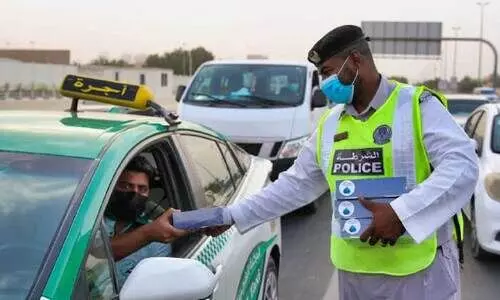 യാ​ത്ര​ക്കാ​ര്‍ക്ക് ഇ​ഫ്താ​ര്‍ കി​റ്റൊ​രു​ക്കി അ​ജ്മാ​ന്‍ പൊ​ലീ​സ്