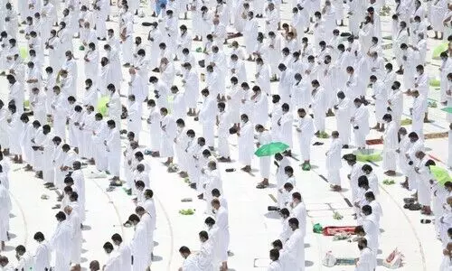 റമദാനിലെ അവസാന ജുമുഅ; ഇരുഹറമുകളിൽ പതിനായിരങ്ങൾ നമസ്കാരത്തിനെത്തി