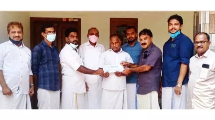 കെ.​എം.​സി.​സി ചി​കി​ത്സ സ​ഹാ​യം കൈ​മാ​റി