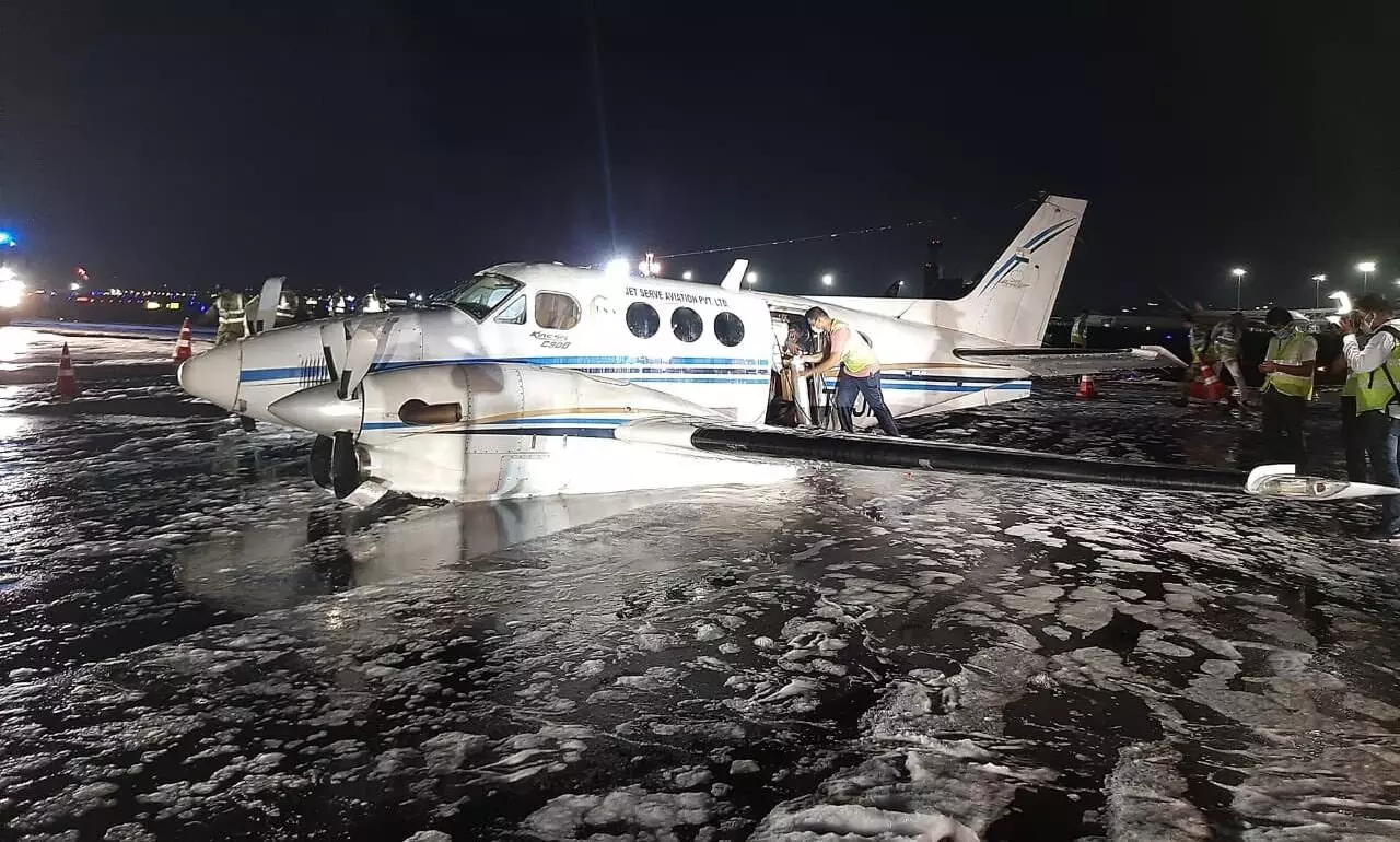 രോഗിയുമായി പറന്നുയർന്ന എയർ ആംബുലൻസിൻന്‍റെ ചക്രം ഊരിത്തെറിച്ചു; അപകടമൊഴിവാക്കി മുംബൈയിൽ ബെല്ലി ലാൻഡിങ്​- വിഡിയോ കാണാം