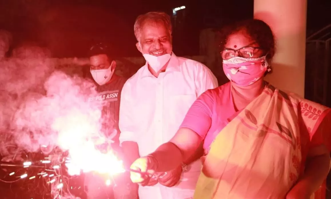 ദീപം തെളിയിച്ചും പൂത്തിരി കത്തിച്ചും ചരിത്രവിജയം ആഘോഷമാക്കി എൽ.ഡി.എഫ്, ക്ലിഫ് ഹൗസിൽ പങ്കുചേർന്ന് മുഖ്യമന്ത്രി ദീപം തെളിയിച്ചും പൂത്തിരി കത്തിച്ചും ചരിത്രവിജയം ആഘോഷമാക്കി എൽ.ഡി.എഫ്, ക്ലിഫ് ഹൗസിൽ പങ്കുചേർന്ന് മുഖ്യമന്ത്രി