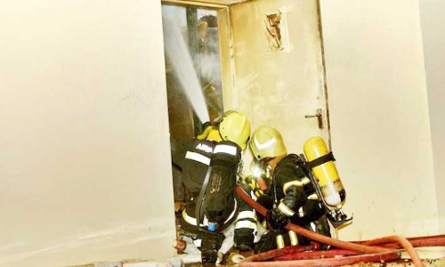 സീ​ബി​ലെ പ​ഴ​യ വി​മാ​ന​ത്താ​വ​ള​ത്തി​ൽ തീ​പി​ടി​ത്തം