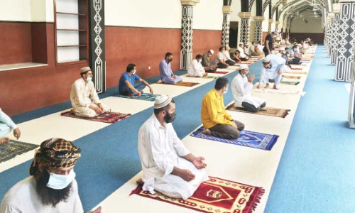 റ​മ​ദാ​നി​ലെ അ​വ​സാ​ന വെ​ള്ളി: തി​ര​ക്കി​ല്ലാ​തെ​ മ​സ്​​ജി​ദു​ക​ൾ