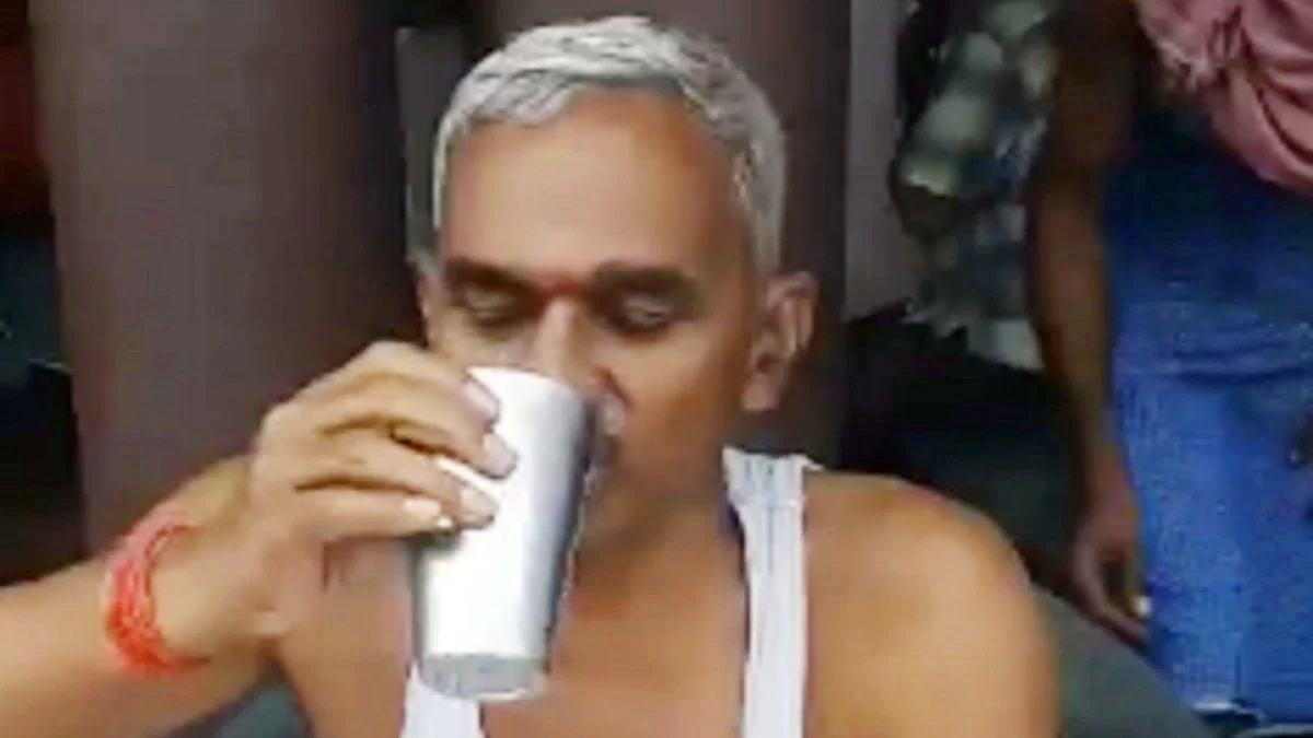 കോവിഡിനെ പ്രതിരോധിക്കാൻ ഗോമൂത്രം; കുടിച്ച്​ കാണിച്ച്​  ബി.ജെ.പി എം.എൽ.എ