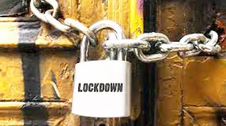 വി​ല​ക്ക്​ ലം​ഘി​ച്ച്​ മാ​ർ​ക്ക​റ്റു​ക​ളി​ൽ ആ​ൾ​ക്കൂ​ട്ടം