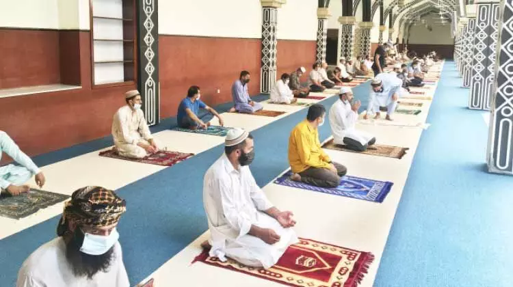 റ​മ​ദാ​നി​ലെ അ​വ​സാ​ന വെ​ള്ളി: തി​ര​ക്കി​ല്ലാ​തെ​ മ​സ്​​ജി​ദു​ക​ൾ