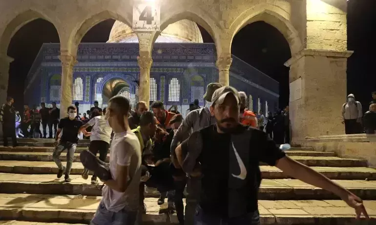 മസ്ജിദുൽ അഖ്സയിൽ അഴിഞ്ഞാടി ഇസ്രായേൽ സേന; 178 ഫലസ്തീനികൾക്ക് പരിക്ക് - Video മസ്ജിദുൽ അഖ്സയിൽ അഴിഞ്ഞാടി ഇസ്രായേൽ സേന; 178 ഫലസ്തീനികൾക്ക് പരിക്ക് - Video