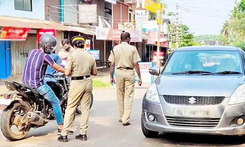 ലോക്ഡൗണ്: അവശ്യസേവന വിഭാഗക്കാരുടെ യാത്രകള്ക്ക് മാര്ഗരേഖയായി ലോക്ഡൗണ്: അവശ്യസേവന വിഭാഗക്കാരുടെ യാത്രകള്ക്ക് മാര്ഗരേഖയായി