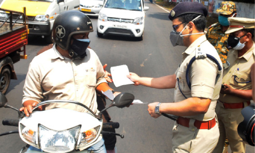 kannur police commissioner R Ilanko checking vehicles