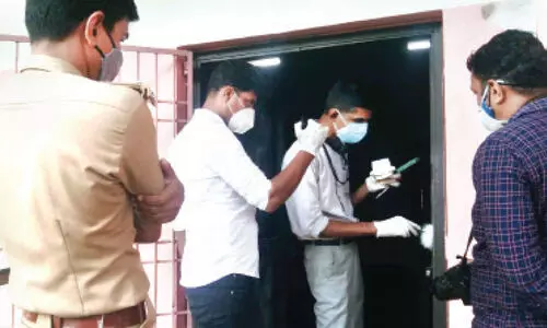 finger print experts investigatiing