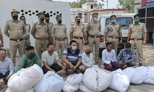 സാരിയും കുർത്തയുമടക്കം മൃതദേഹങ്ങളുടെ വസ്​ത്രങ്ങൾ ശ്​മശാനങ്ങളിൽ നിന്ന്​ മോഷ്​ടിച്ച്​ വിൽക്കുന്ന സംഘം പിടിയിൽ