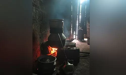 ചാരായം വാറ്റുന്നതിനിടയിൽ കോവിഡ്​ രോഗി പിടിയിൽ; പുലിവാല്​ പിടിച്ച്​ പൊലീസും എക്​സൈസും