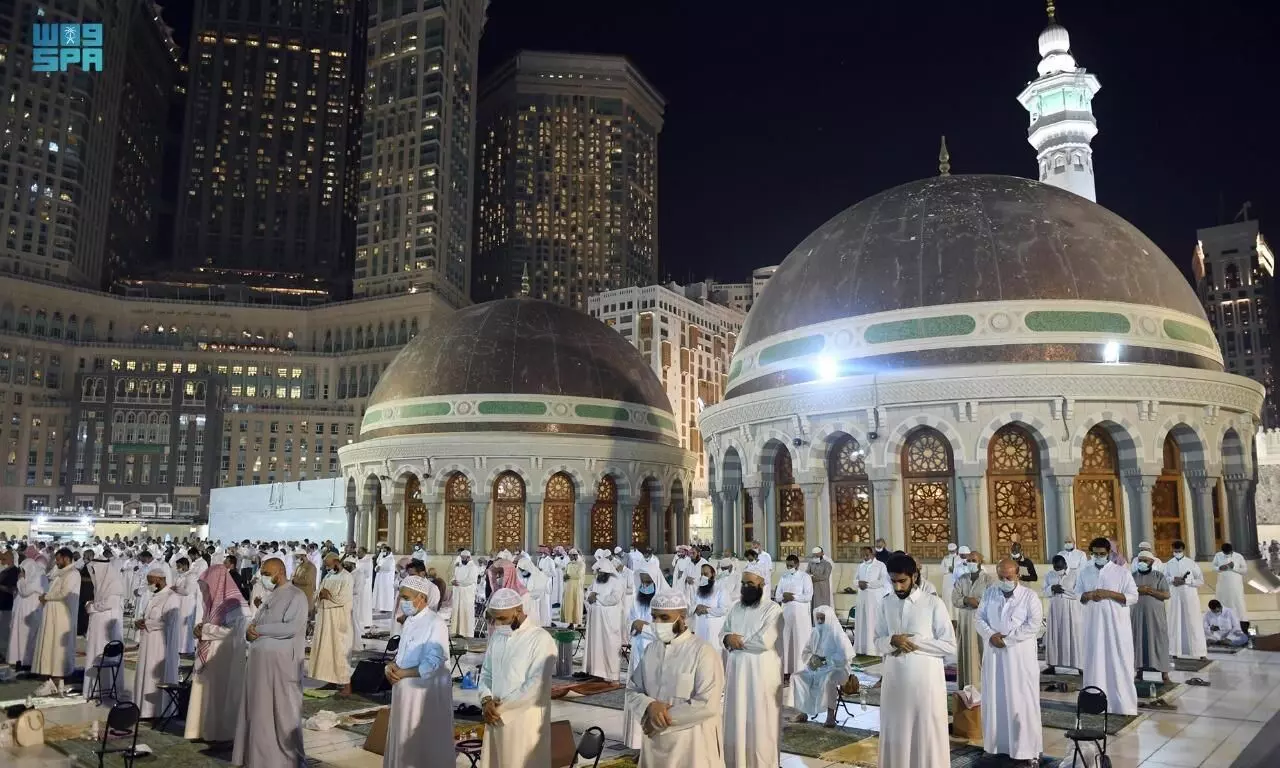 റമദാനിലെ 27ാം രാവ്; ഇരു ഹറമുകളും പ്രാർഥനാമുഖരിതമായി
