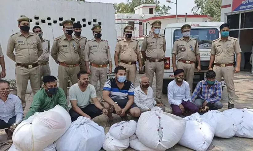 സാരിയും കുർത്തയുമടക്കം മൃതദേഹങ്ങളുടെ വസ്ത്രങ്ങൾ ശ്മശാനങ്ങളിൽ നിന്ന് മോഷ്ടിച്ച് വിൽക്കുന്ന സംഘം പിടിയിൽ സാരിയും കുർത്തയുമടക്കം മൃതദേഹങ്ങളുടെ വസ്ത്രങ്ങൾ ശ്മശാനങ്ങളിൽ നിന്ന് മോഷ്ടിച്ച് വിൽക്കുന്ന സംഘം പിടിയിൽ