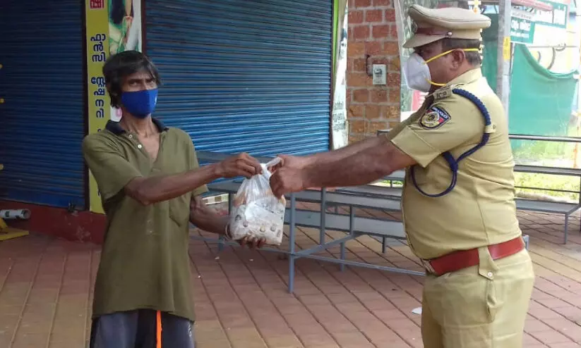 police distributing food