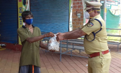 police distributing food