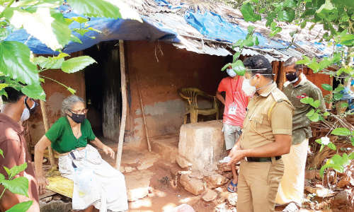 അ​വ​ശ​ വ​യോ​ധി​ക​ക്ക് താ​ങ്ങാ​യി ചെ​റു​തു​രു​ത്തി പൊ​ലീ​സ്​