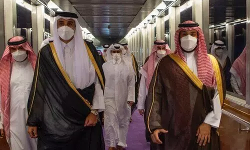 ഖത്തർ അമീർ ജിദ്ദയിലെത്തി. വിമാനത്താവളത്തിൽ കിരീടാവകാശിയുടെ ഊഷ്മള സ്വീകരണം