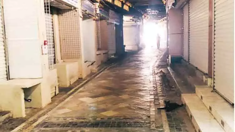 പെരുന്നാൾ ലോക്ഡൗൺ: ചെറുകിട ഹോട്ടലുകൾ അടഞ്ഞത് പ്രവാസികൾക്ക് ദുരിതമായി പെരുന്നാൾ ലോക്ഡൗൺ: ചെറുകിട ഹോട്ടലുകൾ അടഞ്ഞത് പ്രവാസികൾക്ക് ദുരിതമായി