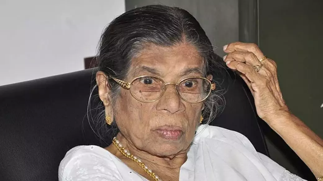 കരയാത്ത ഗൗരി, തളരാത്ത ഗൗരി, കലികൊണ്ടു നിന്നാല് അവള് ഭദ്രകാളീ കരയാത്ത ഗൗരി, തളരാത്ത ഗൗരി, കലികൊണ്ടു നിന്നാല് അവള് ഭദ്രകാളീ