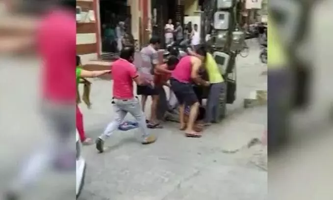 തന്റെ വളർത്തുനായയെ ടോമി എന്ന് വിളിക്കാതെ നായ എന്ന് വിളിച്ചതിന് അയൽക്കാരെ തല്ലിച്ചതച്ച് യുവാവ് -വിഡിയോ തന്റെ വളർത്തുനായയെ ടോമി എന്ന് വിളിക്കാതെ നായ എന്ന് വിളിച്ചതിന് അയൽക്കാരെ തല്ലിച്ചതച്ച് യുവാവ് -വിഡിയോ