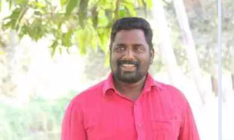 ശ്വാസം കിട്ടാതെ പിടഞ്ഞ കോവിഡ് ബാധിതയെ ആശുപത്രിയിലെത്തിച്ച് അരിമ്പൂരിലെ ഒാേട്ടാ ഡ്രൈവർ ശ്വാസം കിട്ടാതെ പിടഞ്ഞ കോവിഡ് ബാധിതയെ ആശുപത്രിയിലെത്തിച്ച് അരിമ്പൂരിലെ ഒാേട്ടാ ഡ്രൈവർ