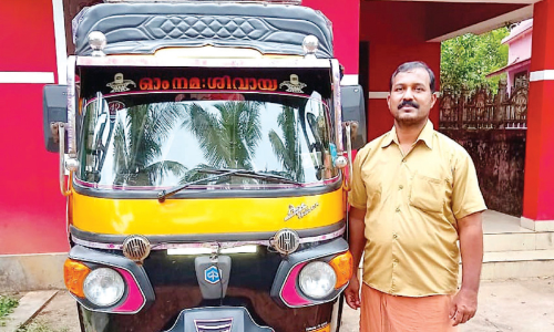 ആശ്വാസമേകാൻ മുരളിയുടെ വാഹന ചലഞ്ച്