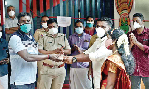 വിവാഹച്ചടങ്ങ് ലളിതമാക്കി ദുരിതാശ്വാസ നിധിയിലേക്ക് സംഭാവന