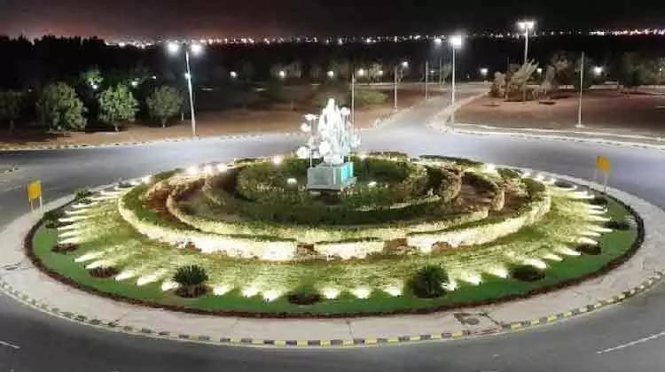 നാ​ട് പെ​രു​ന്നാ​ൾ സ​ന്തോ​ഷ​ത്തി​ലേ​ക്ക്: ഈ​ദാ​ശം​സ​ക​ളു​ടെ മൊ​ഞ്ച​ണി​ഞ്ഞ് തെ​രു​വു​ക​ൾ