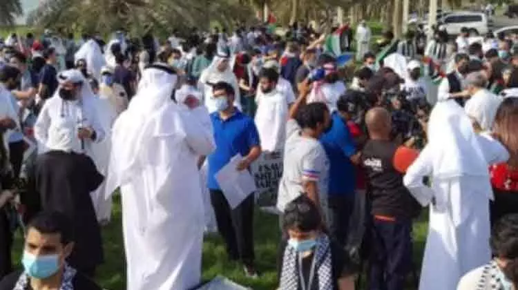 ഫ​ല​സ്​​തീ​ൻ ജ​ന​ത​ക്ക്​ ​െഎ​ക്യ​ദാ​ർ​ഢ്യ​വു​മാ​യി യു​വാ​ക്ക​ൾ ഒ​ത്തു​കൂ​ടി