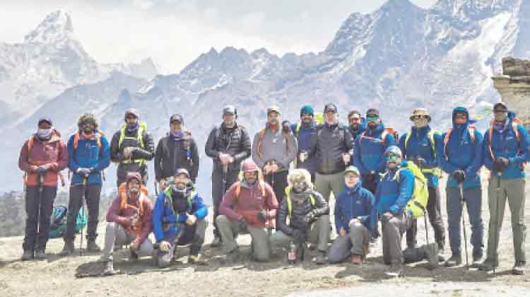 എവറസ്റ്റ് കീഴടക്കിയ സംഘവുമായി ഹമദ് രാജാവ് ടെലിഫോണിൽ സംസാരിച്ചു എവറസ്റ്റ് കീഴടക്കിയ സംഘവുമായി ഹമദ് രാജാവ് ടെലിഫോണിൽ സംസാരിച്ചു