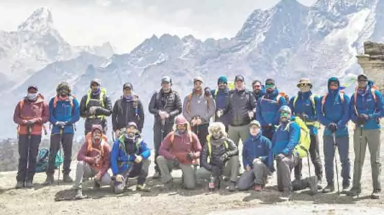 എ​വ​റ​സ്​​റ്റ്​​ കീ​ഴ​ട​ക്കി​യ സം​ഘ​വു​മാ​യി ഹ​മ​ദ്​ രാ​ജാ​വ്​ ടെ​ലി​ഫോ​ണി​ൽ സം​സാ​രി​ച്ചു