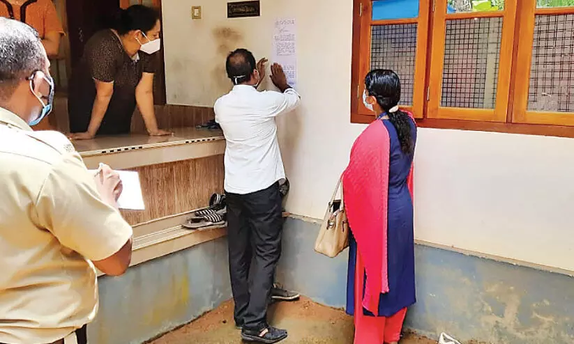 ലോക്ഡൗൺ ലംഘനം വ്യാപകം; വസ്ത്രവിൽപന കടയുടമക്ക് 32,000 രൂപ പിഴ ലോക്ഡൗൺ ലംഘനം വ്യാപകം; വസ്ത്രവിൽപന കടയുടമക്ക് 32,000 രൂപ പിഴ