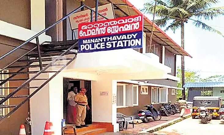 മാനന്തവാടി സ്റ്റേഷന് ഓഫിസര്ക്കെതിരെ വീണ്ടും പരാതി മാനന്തവാടി സ്റ്റേഷന് ഓഫിസര്ക്കെതിരെ വീണ്ടും പരാതി