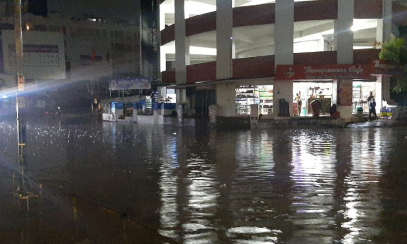 ആർത്തലച്ച് മഴ, വിറങ്ങലിച്ച് തിരുവനന്തപുരം നഗരം ആർത്തലച്ച് മഴ, വിറങ്ങലിച്ച് തിരുവനന്തപുരം നഗരം
