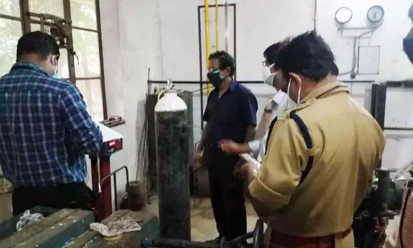 സിലിണ്ടറുകളിലെ ഓക്സിജൻ അളവിലും വെട്ടിപ്പ് നടക്കുന്നുവെന്ന്; പരിശോധനയുമായി ഉദ്യോഗസ്ഥർ സിലിണ്ടറുകളിലെ ഓക്സിജൻ അളവിലും വെട്ടിപ്പ് നടക്കുന്നുവെന്ന്; പരിശോധനയുമായി ഉദ്യോഗസ്ഥർ