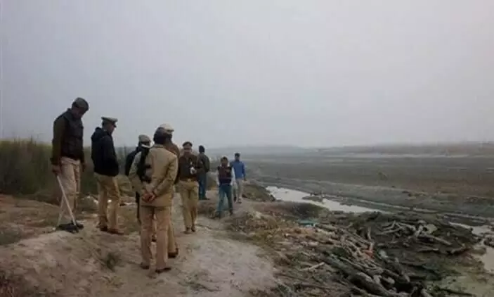 യു.പിയിൽ നിന്ന് മൃതദേഹങ്ങൾ ഒഴുക്കുന്നു; ഗംഗയിൽ വലകെട്ടി ബിഹാർ യു.പിയിൽ നിന്ന് മൃതദേഹങ്ങൾ ഒഴുക്കുന്നു; ഗംഗയിൽ വലകെട്ടി ബിഹാർ