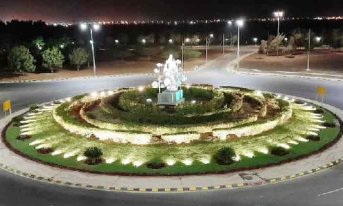 നാ​ട് പെ​രു​ന്നാ​ൾ സ​ന്തോ​ഷ​ത്തി​ലേ​ക്ക്: ഈ​ദാ​ശം​സ​ക​ളു​ടെ മൊ​ഞ്ച​ണി​ഞ്ഞ് തെ​രു​വു​ക​ൾ