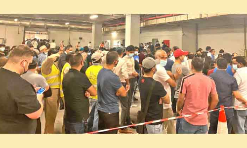 ഹം​റ​യി​ലെ ജീ​വ​ന​ക്കാ​ർ​ക്ക്​ കു​ത്തി​വെ​പ്പെ​ടു​ത്തു