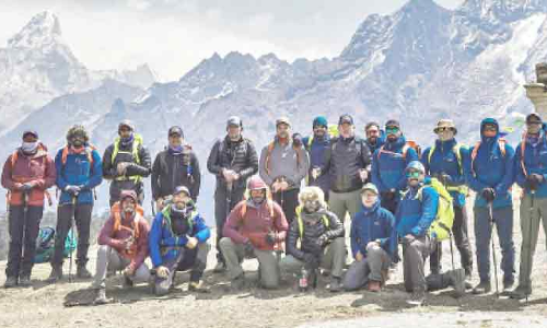 എ​വ​റ​സ്​​റ്റ്​​ കീ​ഴ​ട​ക്കി​യ സം​ഘ​വു​മാ​യി ഹ​മ​ദ്​ രാ​ജാ​വ്​ ടെ​ലി​ഫോ​ണി​ൽ സം​സാ​രി​ച്ചു