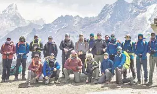 എ​വ​റ​സ്​​റ്റ്​​ കീ​ഴ​ട​ക്കി​യ സം​ഘ​വു​മാ​യി ഹ​മ​ദ്​ രാ​ജാ​വ്​ ടെ​ലി​ഫോ​ണി​ൽ സം​സാ​രി​ച്ചു