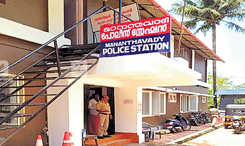 വ​നി​ത വ​ക്കീ​ലി​നോ​ട് സി.​​െഎ അ​പ​മ​ര്യാ​ദ​യാ​യി പെ​രു​മാ​റി​യ​താ​യി പ​രാ​തി