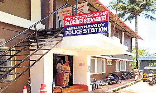 വ​നി​ത വ​ക്കീ​ലി​നോ​ട് സി.​​െഎ അ​പ​മ​ര്യാ​ദ​യാ​യി പെ​രു​മാ​റി​യ​താ​യി പ​രാ​തി