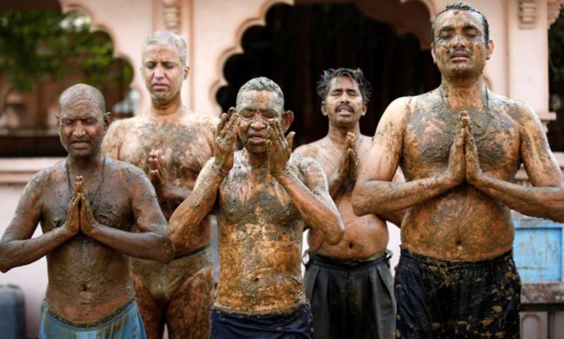 പൊട്ടിചിരിക്കണോ കരയണോ; കോവിഡിനെ പ്രതിരോധിക്കാൻ ചാണകം പുരട്ടുന്ന വിഡിയോ പങ്കുവെച്ച് അഖിലേഷ് യാദവ് പൊട്ടിചിരിക്കണോ കരയണോ; കോവിഡിനെ പ്രതിരോധിക്കാൻ ചാണകം പുരട്ടുന്ന വിഡിയോ പങ്കുവെച്ച് അഖിലേഷ് യാദവ്